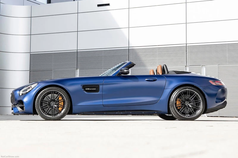 4. Mercedes-AMG GT Roadster 2020 (giá khởi điểm: 127.900 USD, điểm tổng thể: 8,3/10).