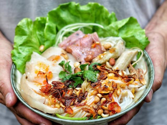 Hot boy 8X nấu ăn giỏi chẳng kém đầu bếp nhà hàng