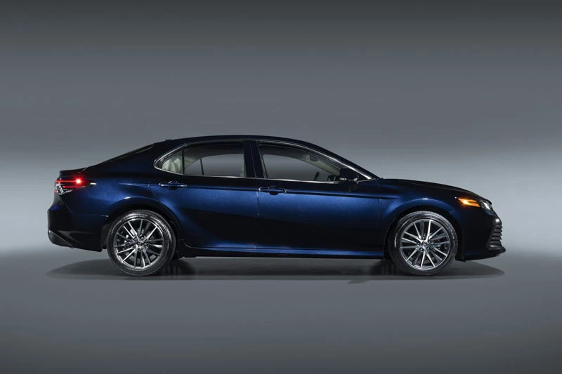 5. Toyota Camry 2021 (giá khởi điểm: 24.970 USD). 5. Toyota Camry 2021 (giá khởi điểm: 24.970 USD).
