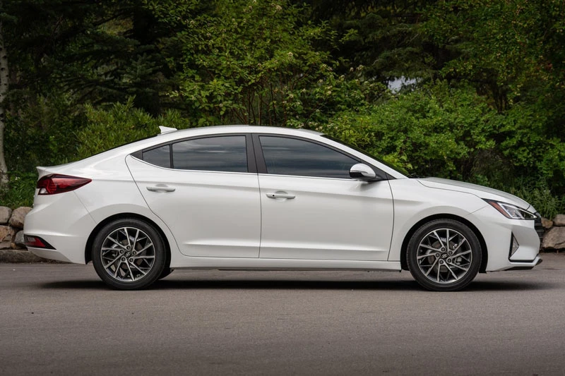 7. Hyundai Elantra 2020 (giá khởi điểm: 19.300 USD). 7. Hyundai Elantra 2020 (giá khởi điểm: 19.300 USD).