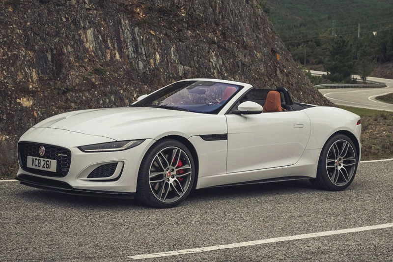 7. Jaguar F-Type Convertible 2021 (giá khởi điểm: 64.700 USD, điểm tổng thể: 7,8/10).