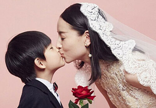 Đổng Khiết bị chỉ trích vì hôn môi con trai 10 tuổi