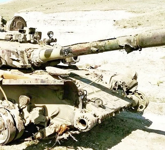 Xe tăng chiến đấu chủ lực T-90S của Azerbaijan bị trúng mìn. Ảnh: Vestnik.