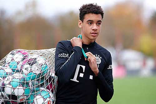 Bayern tính trả lương 100.000 bảng/tuần để giữ 'thần đồng' 17 tuổi