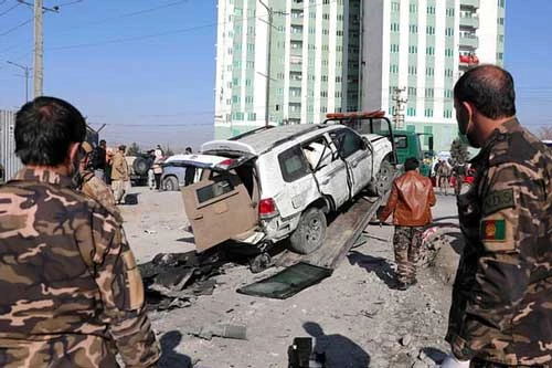 Hiện trường vụ đánh bom xe tại Kabul. Ảnh: AP.