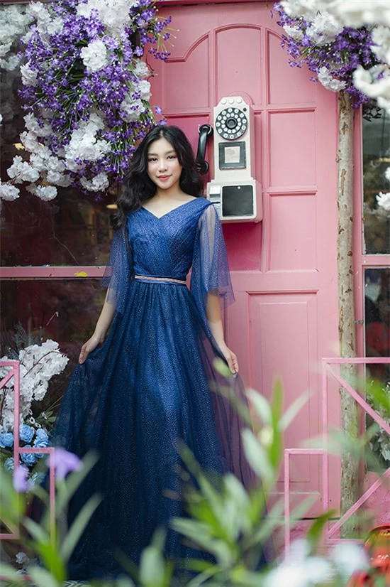 Ở tuổi 12 Khánh Ngọc ra dáng thiếu nữ khi diện váy dạ hội, làm mẫu ảnh.