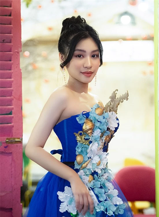 Khánh Ngọc khoe nhan sắc với váy dạ hội đính hoạ tiết nổi cầu kỳ.