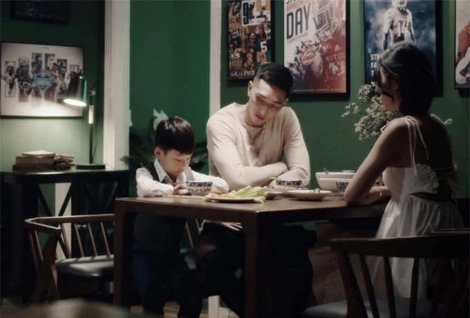 Con trai Lương Gia Huy - bé Andy - lần đầu xuất hiện trong MV của bố.