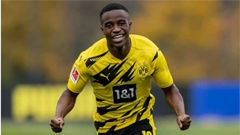 Youssoufa Moukoko lập kỷ lục ở Bundesliga trong ngày Haaland vắng mặt