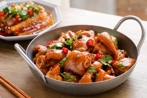 Móng giò nấu canh xưa rồi, giờ phải đem trộn chua cay mới là "sành ăn"