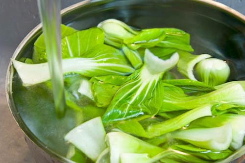 Rửa rau không nên dùng nước muối, vậy dùng cách nào để làm sạch rau?