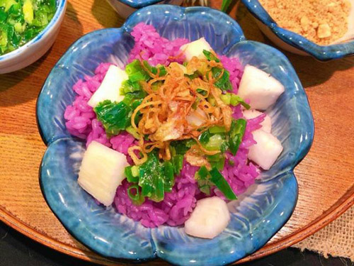 Cách làm xôi sắn lá cẩm rưới đẫm mỡ hành thơm nức, nóng hổi vừa thổi vừa ăn