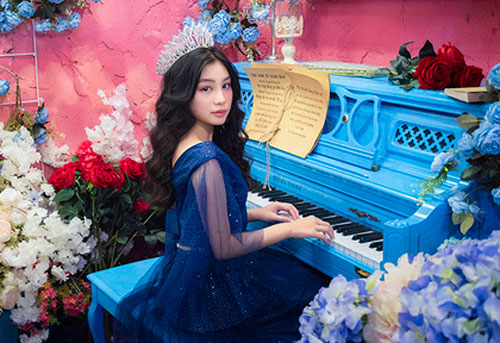 Con gái nuôi 12 tuổi đa tài của Xuân Lan