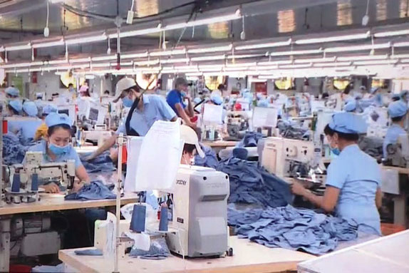 Nhận lương chậm từ 15 ngày, người lao động sẽ được thêm tiền lãi