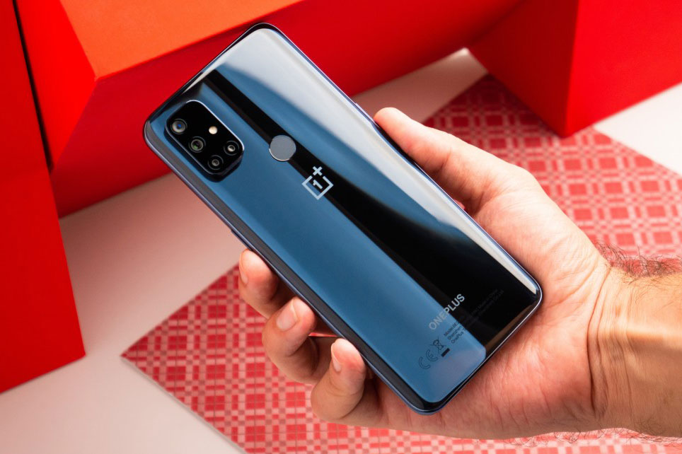 Trên tay smartphone chip S690, RAM 6 GB, sạc 30W, giá 7,99 triệu tại Việt Nam