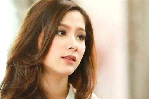 Đúng ngày khai trương cửa hàng, tôi rụng rời khi nhận được một vòng hoa trắng, càng sốc hơn khi đối mặt với người gửi