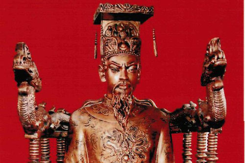 Chuyện tình của ông vua lập hoàng hậu khi mới 6 tuổi