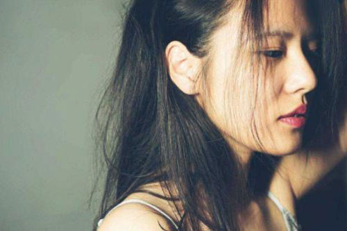 Người chồng ngoại tình quỵ lụy xin tha thứ, cô vợ đột nhiên đập vỡ tan tành chiếc bình pha lê trên bàn rồi bình tĩnh nói 1 câu khiến anh ta “hóa đá”