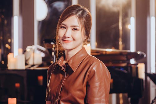 Hương Tràm mong được về Việt Nam ăn Tết