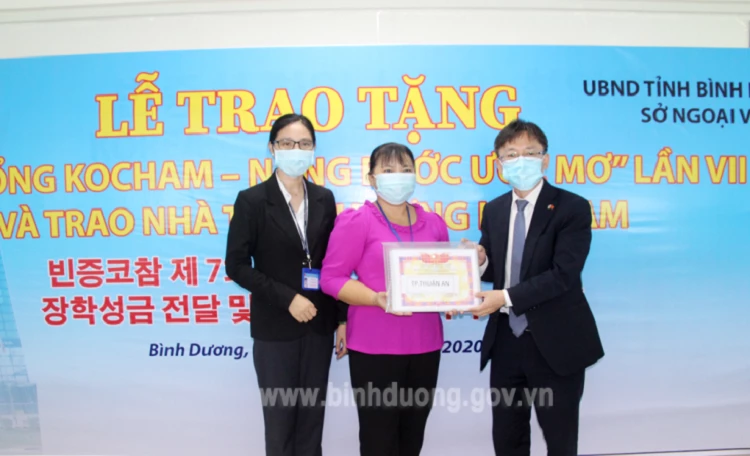 Trao Bảng tượng trưng "Học bổng KOCHAM - Nâng bước ước mơ" cho đại diện Phòng Giáo dục và Đào tạo TP.Thuận An (Ảnh: binhduong.gov.vn).