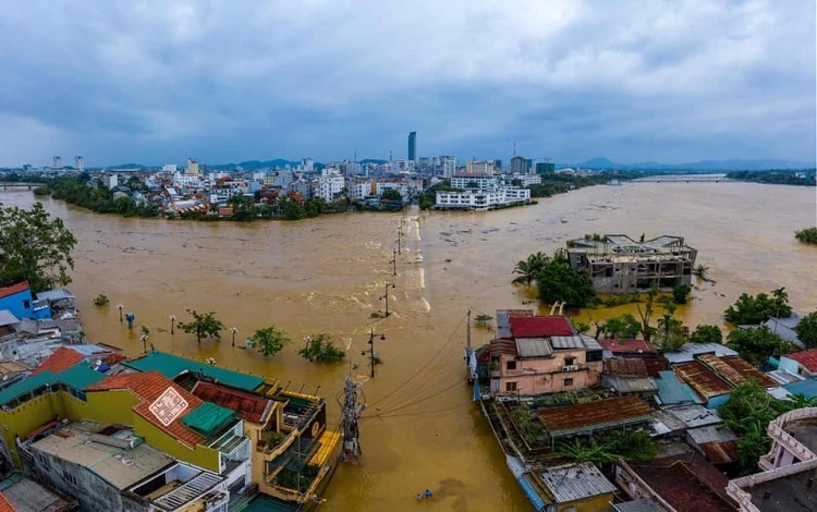 Bão lũ dồn dập những tháng cuối năm 2020 đã thiệt hại về vật chất cho tỉnh Thừa Thiên Huế khoảng hơn 2.200 tỷ đồng.