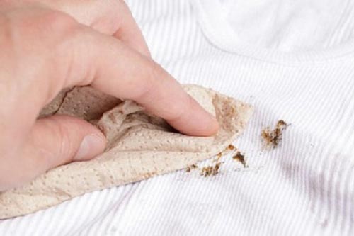 Cách làm sạch vết dầu mỡ trên quần áo