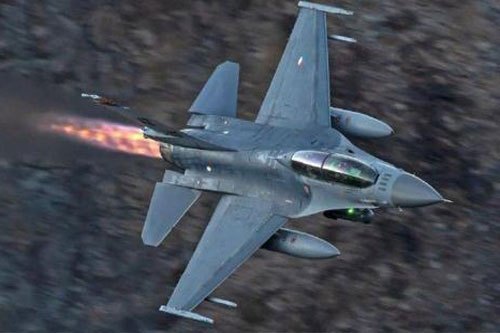 F-16 Mỹ rơi khi mang đạn thật