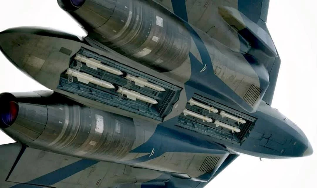 Đồ họa tên lửa không đối không bố trí ở khoang vũ khí của tiêm kích Su-57. Ảnh: TASS.