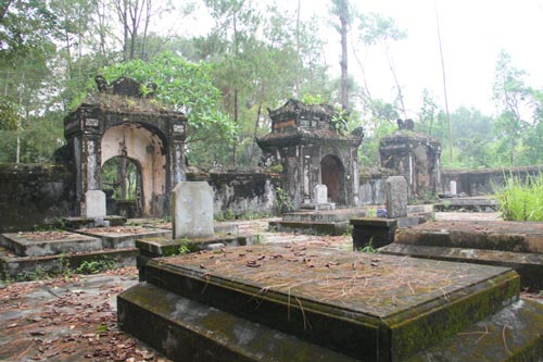 Bí mật giấu kín phía sau lăng mộ vua chúa Việt Nam, bất ngờ với khu mộ thái giám duy nhất tại Việt Nam