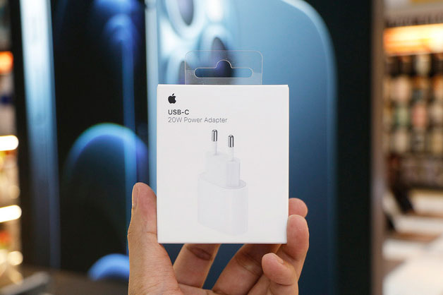 Củ sạc 20W của iPhone 12 Series có giá gần 1 triệu đồng