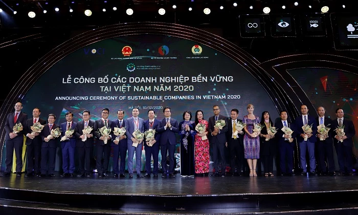 Phó Chủ Tịch Nước Đặng Thị Ngọc Thịnh trao hoa chúc mừng cho Top các Doanh nghiệp bền vững của Việt Nam năm 2020.