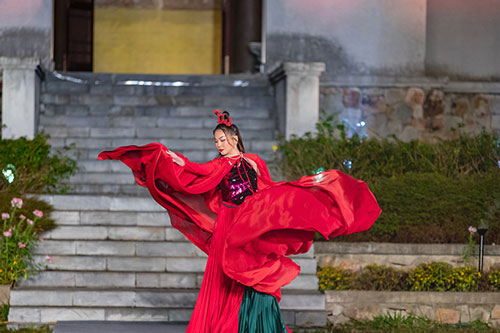 Thanh Hằng làm vedette show Adrian Anh Tuấn