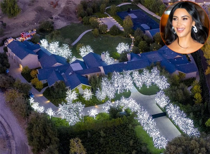 Biệt thự 60 triệu của vợ chồng Kim Kardashian - Kanye West ở Calabasas, California bừng sáng trong đêm khi cây cối được thắp điện trắng như bông tuyết.