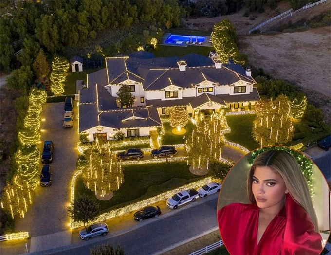 Em gái Kim - nữ tỷ phú 23 tuổi Kylie Jenner - lại trang trí biệt thự với ánh điện vàng rực rỡ. Kylie sống cùng con gái trong biệt thự 12 triệu USD ở Hidden Hills. Ngoài ra, người đẹp này còn sở hữu biệt thự khác ở Holmby Hills (California) cô mua hồi tháng 8 với giá 36,5 triệu USD.
