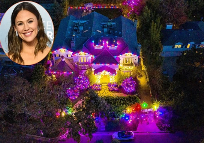 Nữ diễn viên Jennifer Garner biến tổ ấm của cô và ba con trở thành xứ sở thần tiên với đèn điện đủ màu sắc. Đây là ngôi nhà cô đang đi thuê ở Pacific Palisades trong khi chờ sửa biệt thự riêng.