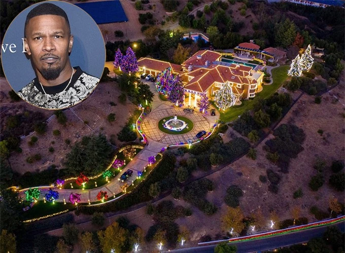 Tài tử Jamie Foxx thắp sáng dinh thự rộng 16 ha của anh ở Thousand Oaks, California từ cổng tới sân sau. Ngôi sao Baby Driver mua cơ ngơi này từ năm 2007 với giá 10,5 triệu USD.