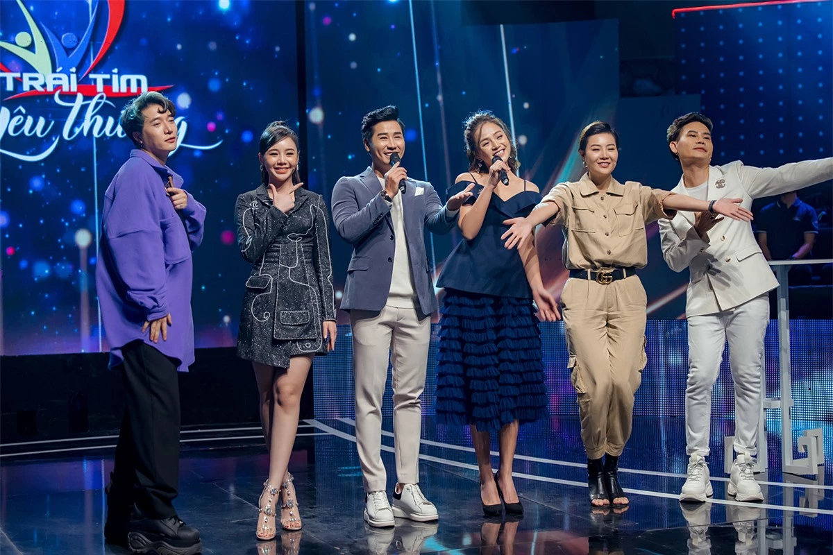 Bộ đôi MC bên cạnh các nghệ sĩ khác: nhạc sĩ Châu Đăng Khoa, diễn viên Quỳnh Kool (từ trái qua), MC Hồng Phúc, diễn viên Thanh Hương (từ phải qua).