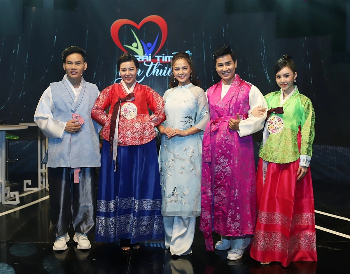 Các nghệ sĩ thích thú được diện trang phục truyền thống Hanbook ngay trên sân khấu. Còn My sói duyên dáng trong tà áo dài, thể hiện tình hữu nghị giữa Việt Nam - Hàn Quốc.