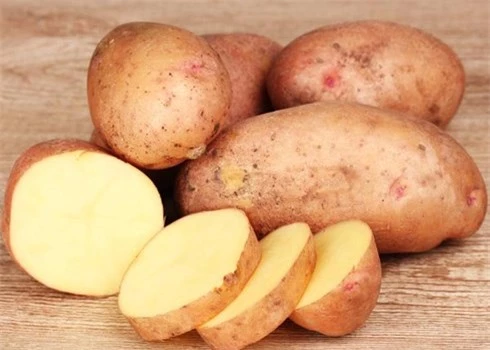 Mẹo vặt gia đình hay giúp tránh hơi cay khi thái ớt là sử dụng khoai tây