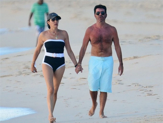 Simon Cowell và người đẹp Lauren Silverman tay trong tay ở đảo Barbados hôm 15/12.