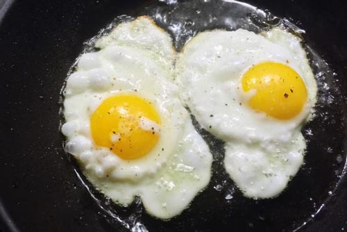 Ốp trứng dùng dầu nóng hay dầu lạnh mới đúng? Đầu bếp đưa ra câu trả lời bất ngờ
