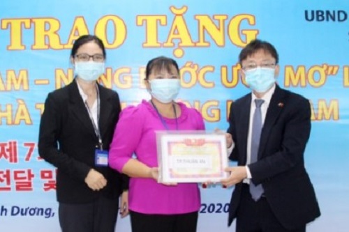 Bình Dương: Doanh nghiệp Hàn Quốc, Đài Loan trao học bổng và nhà tình thương 