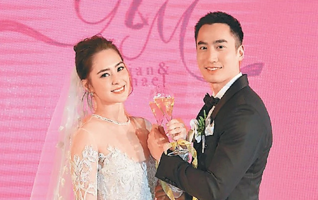 Chung Hân Đồng và chồng cũ Lại Hoằng Quốc trong một bức ảnh cưới. (Ảnh: On.CC)