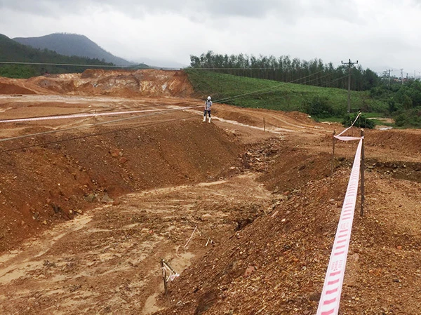 Đơn vị thi công đã dừng thi công hoàn toàn, lập rào chắn không cho người và phương tiện qua lại dưới đường dây 22kV, khoảng từ trụ 213/6 đến cột 213/9 ĐZ 471 T2.HKH