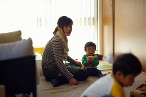 Bị gắt "Cả ngày ở nhà làm gì mà để nhà cửa thế này", bà mẹ ở nhà trông con đủng đỉnh đáp 1 câu khiến chồng câm nín