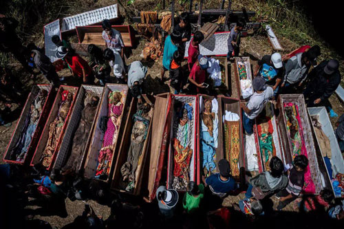 Kỳ lạ bộ lạc bật nắp quan tài, trang điểm cho xác ướp