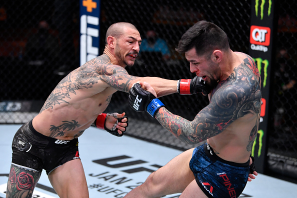 Võ sĩ Mỹ tung 4 cú đấm ‘búa tạ’ khiến đối thủ đổ gục