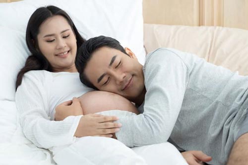 4 điều bố nên làm trong quá trình vợ mang thai giúp mẹ vui vẻ, em bé sinh ra hay cười