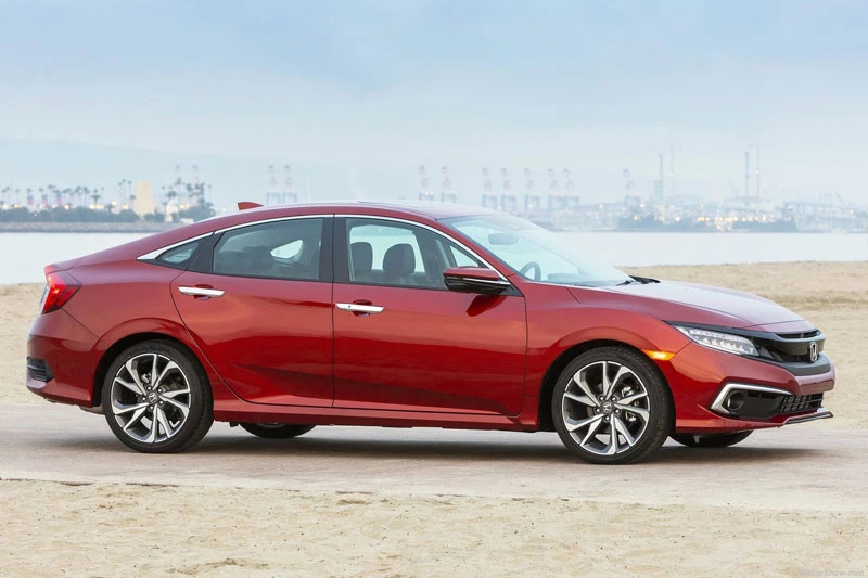 10. Honda Civic 2020 (giá khởi điểm: 19.850 USD, điểm tổng thể: 8,5/10).