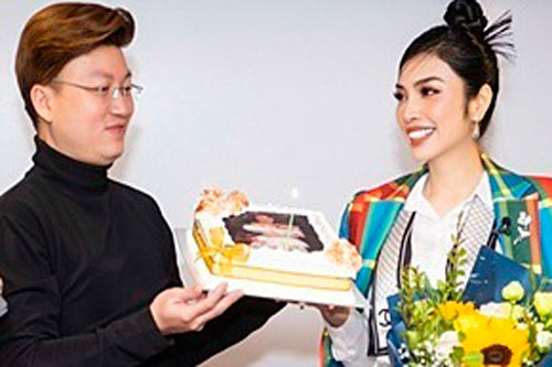 Sỹ Luân mừng sinh nhật MC Huyền Sâm